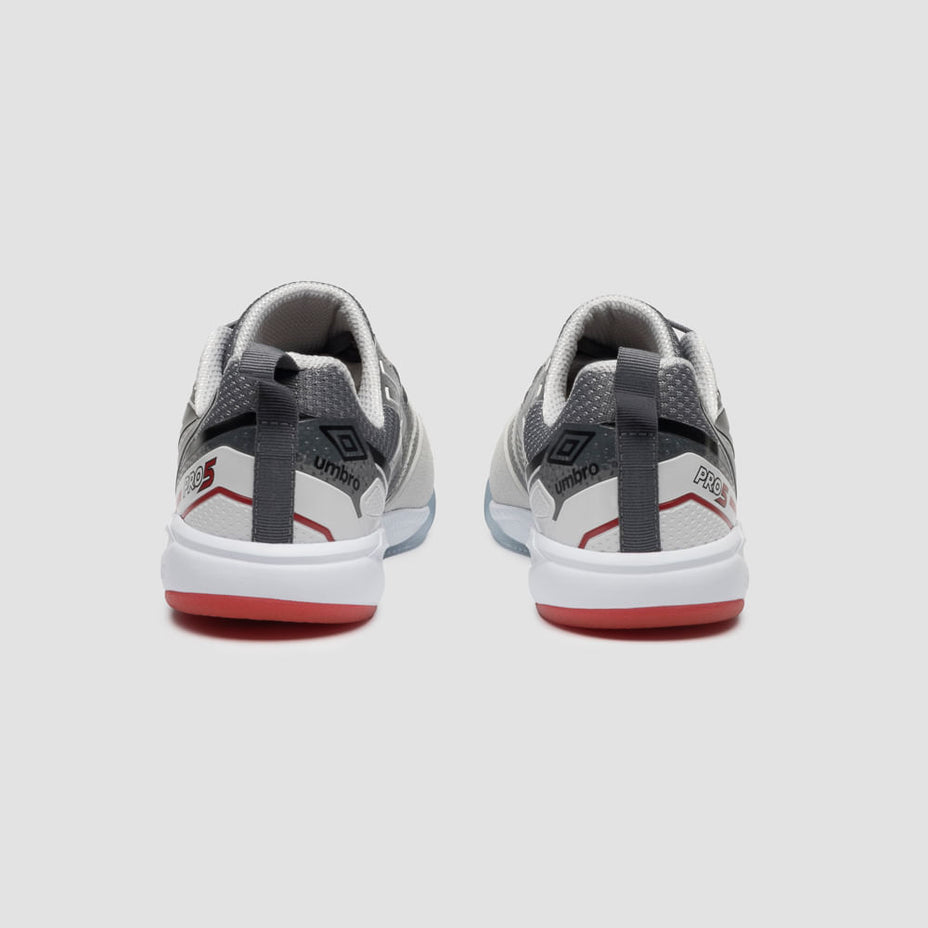 Umbro Chuteira Futsal Pro 5 Bump Shark — Branco/Grafite/Vermelho - 284