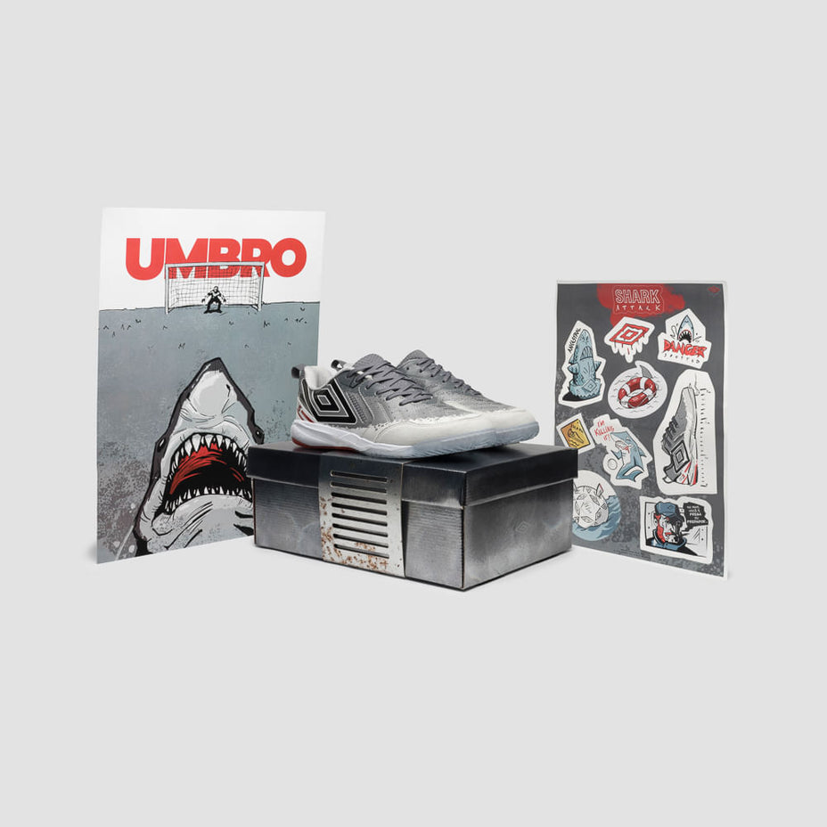 Umbro Chuteira Futsal Pro 5 Bump Shark — Branco/Grafite/Vermelho - 284