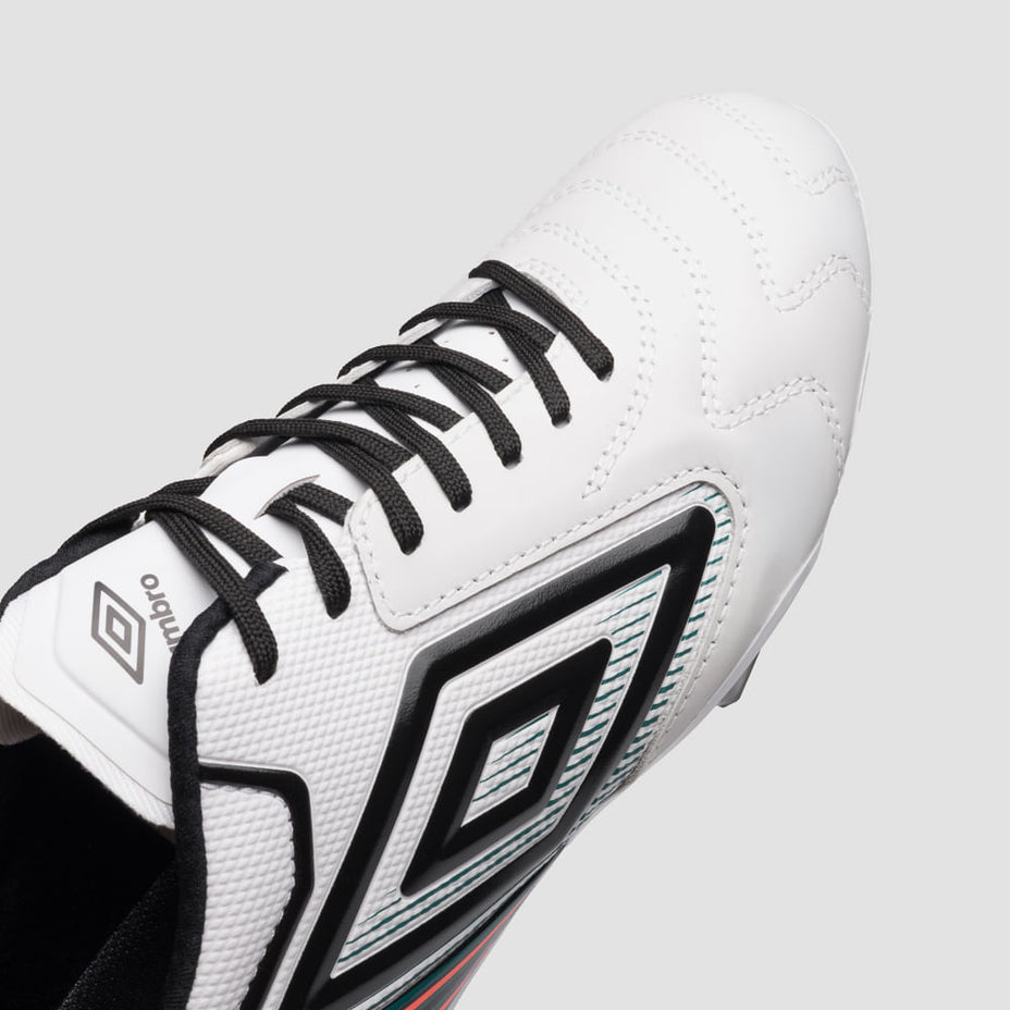 Umbro Chuteira Campo Adamant Master — Branco/Preto/Coral - 210