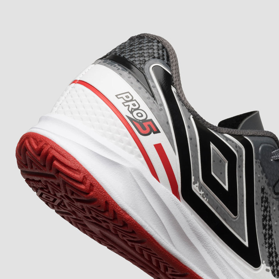 Umbro Chuteira Indoor Pro 5 Jr Shark — Branco/Grafite/Vermelho - 284