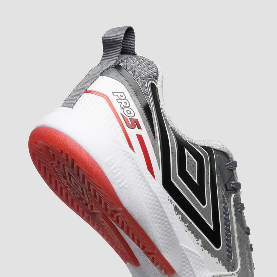 Umbro Chuteira Futsal Pro 5 Bump Shark — Branco/Grafite/Vermelho - 284
