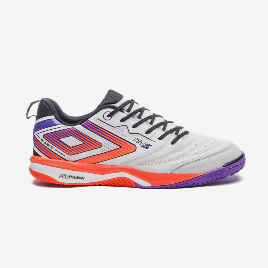Umbro Chut. Indoor Pro 5 Stable — Branco/Coral/Preto