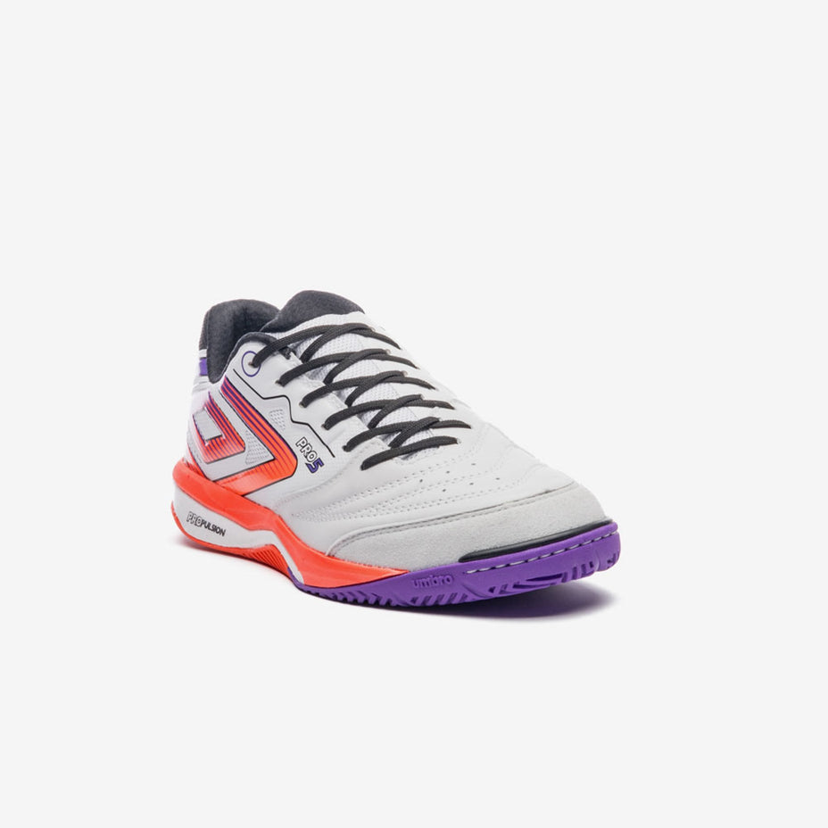 Umbro Chut. Indoor Pro 5 Stable — Branco/Coral/Preto