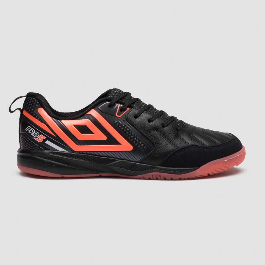 Umbro Chuteira Futsal  Pro 5 Bump — Preto/Coral/Branco