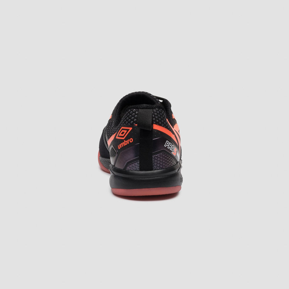 Umbro Chuteira Futsal  Pro 5 Bump — Preto/Coral/Branco