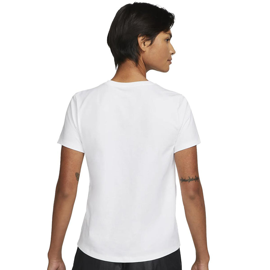 Camiseta Nike Sportswear Essentials Dx7906 — Branco
