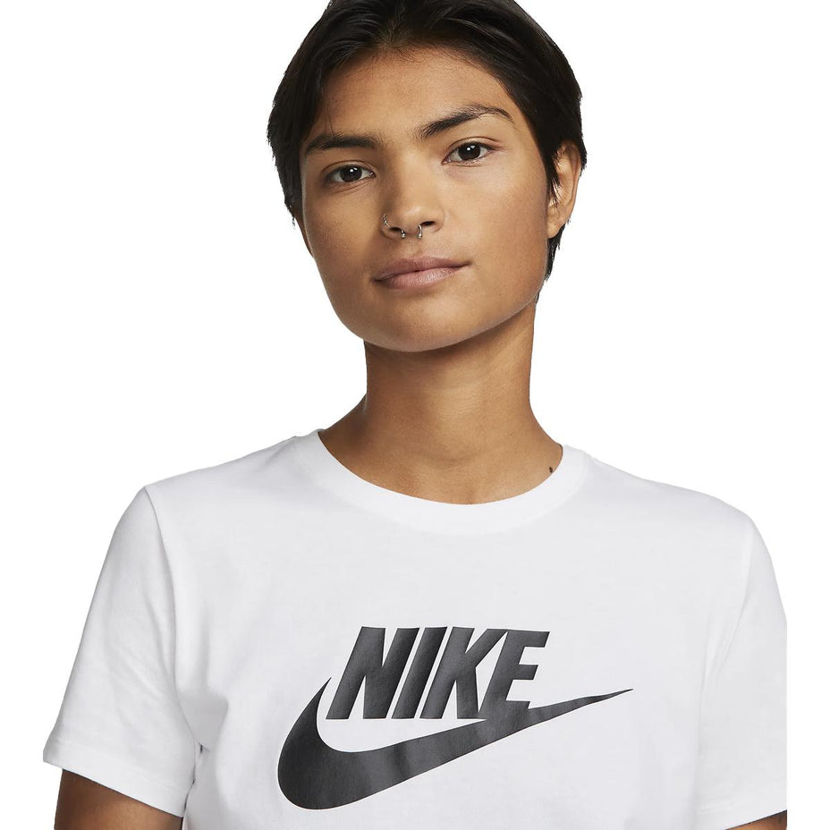 Camiseta Nike Sportswear Essentials Dx7906 — Branco