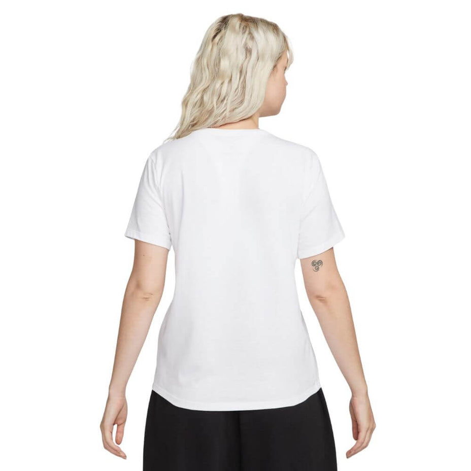Camiseta Nike Sportswear Club Essentials Branco Dx7902-100